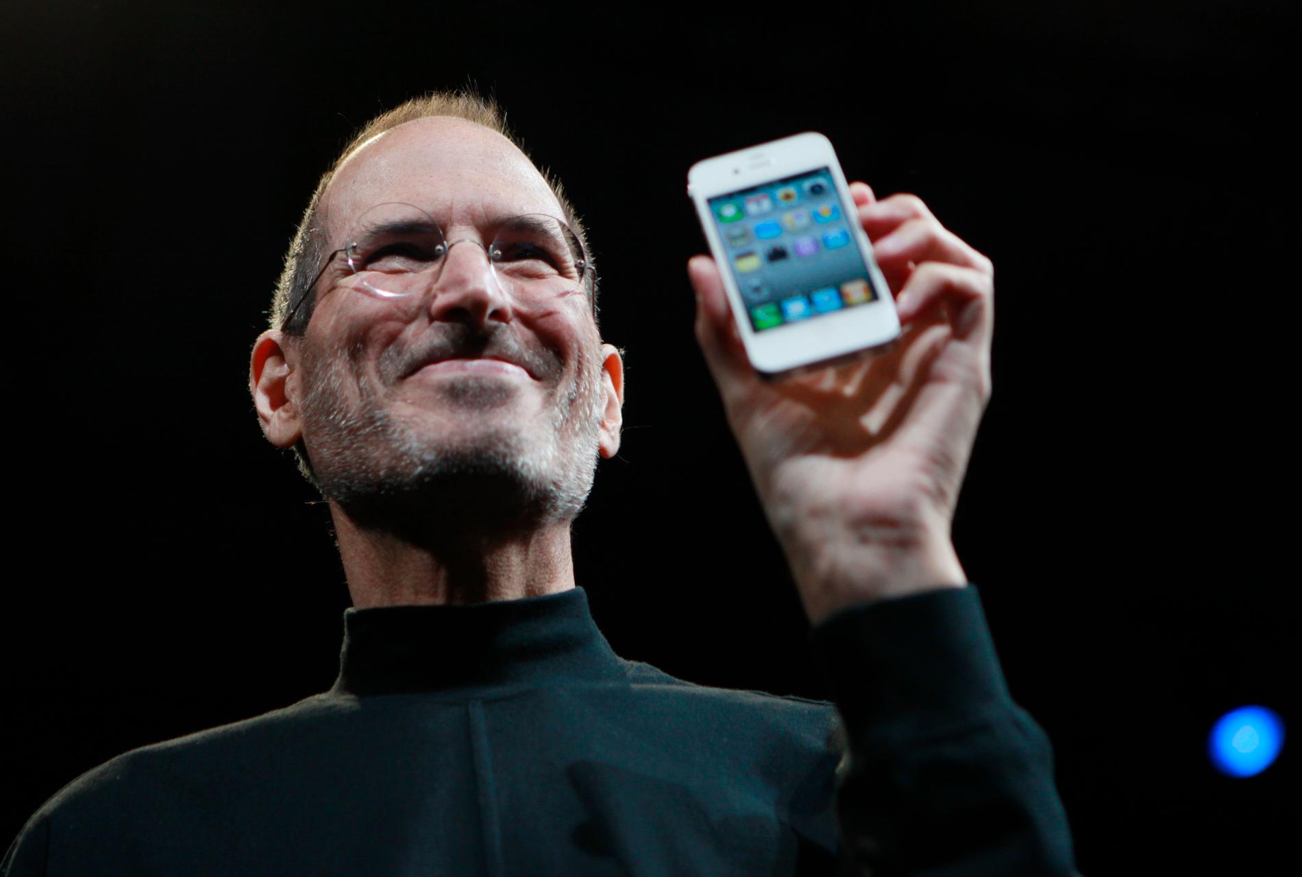 Steve Jobs visar upp en Iphone.