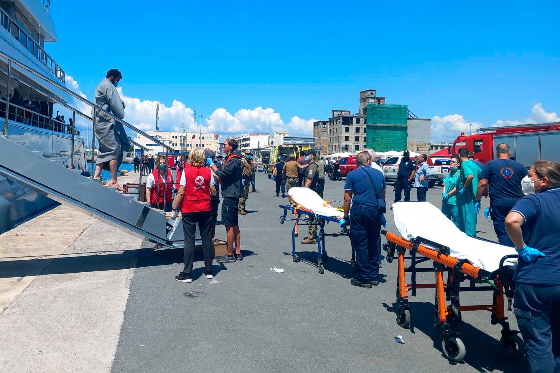 Överlevare anländer till Kalamatas hamn i Grekland där ambulanspersonal och hjälparbetare bistår med vård, kläder och sängplatser.