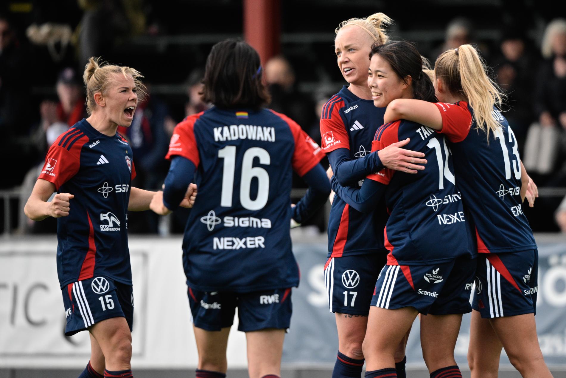 Jessica Wik jublar och lagkaptenen Caroline Seger kramar om målskytten Momoko Tanikawa efter japanskans 2–0-mål mot Vittsjö. Rosengård vann söndagens damallsvenska premiär klart.
