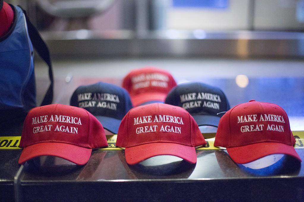 Kepsar med Trumps slogan "Make America Great Again" utanför Hilton Hotel i New York i samband med presidentvalet i USA 2016.