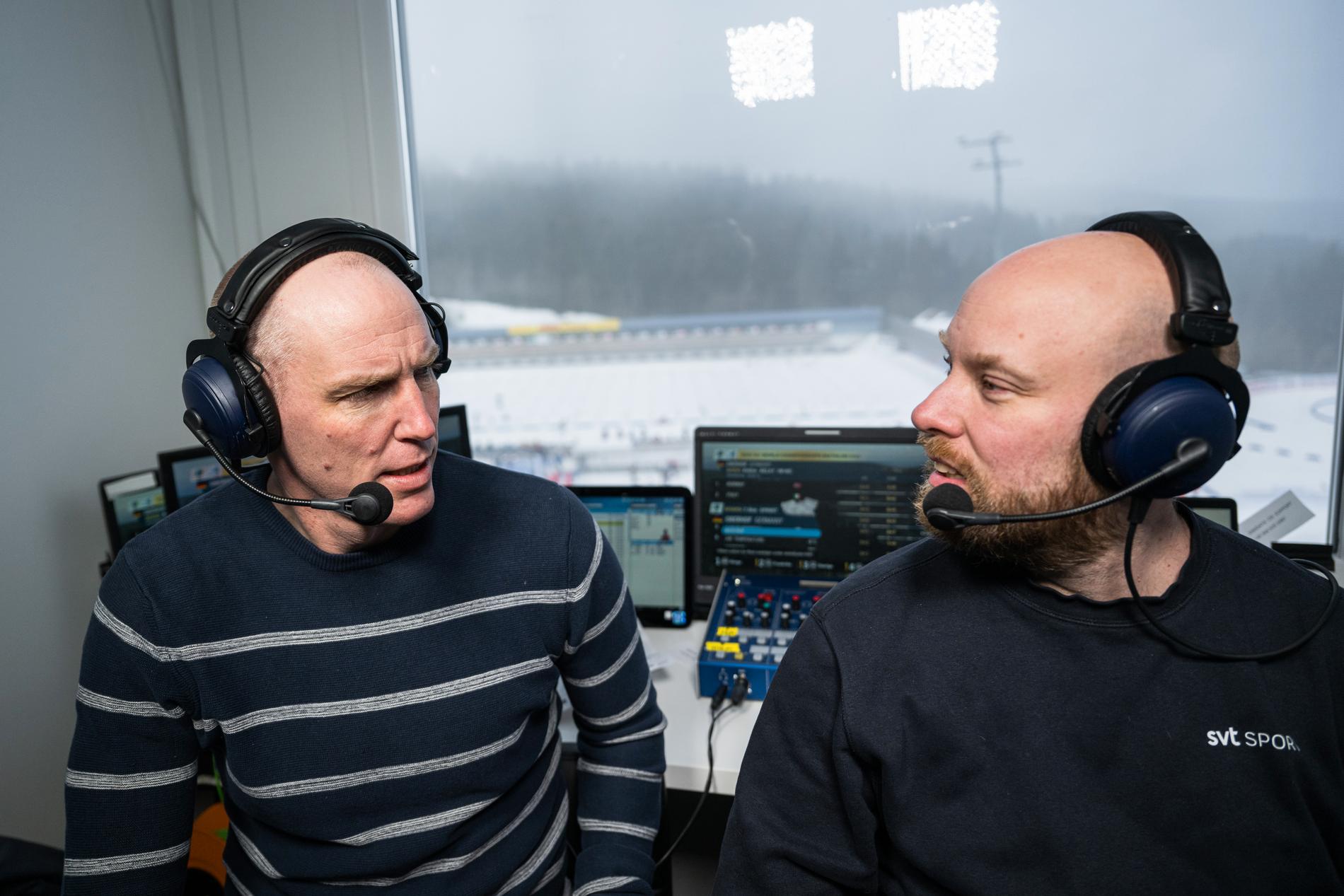 Björn Ferry and Ola Bränholm kommenterar skidskytte på SVT. 