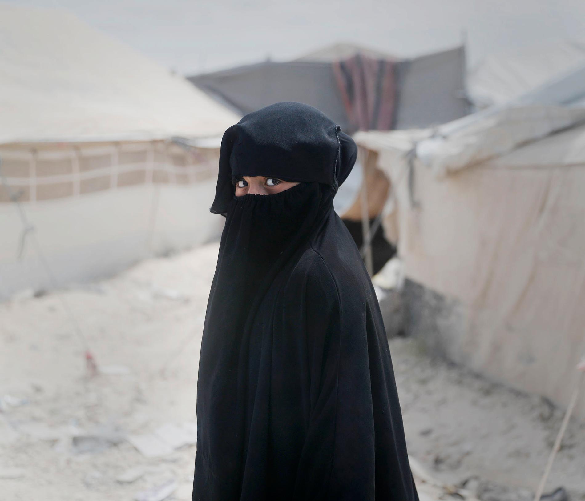 I al-Hol finns inga män, bara kvinnor i svarta slöjor och barn som har levt hela eller större delen av sina liv i krig.