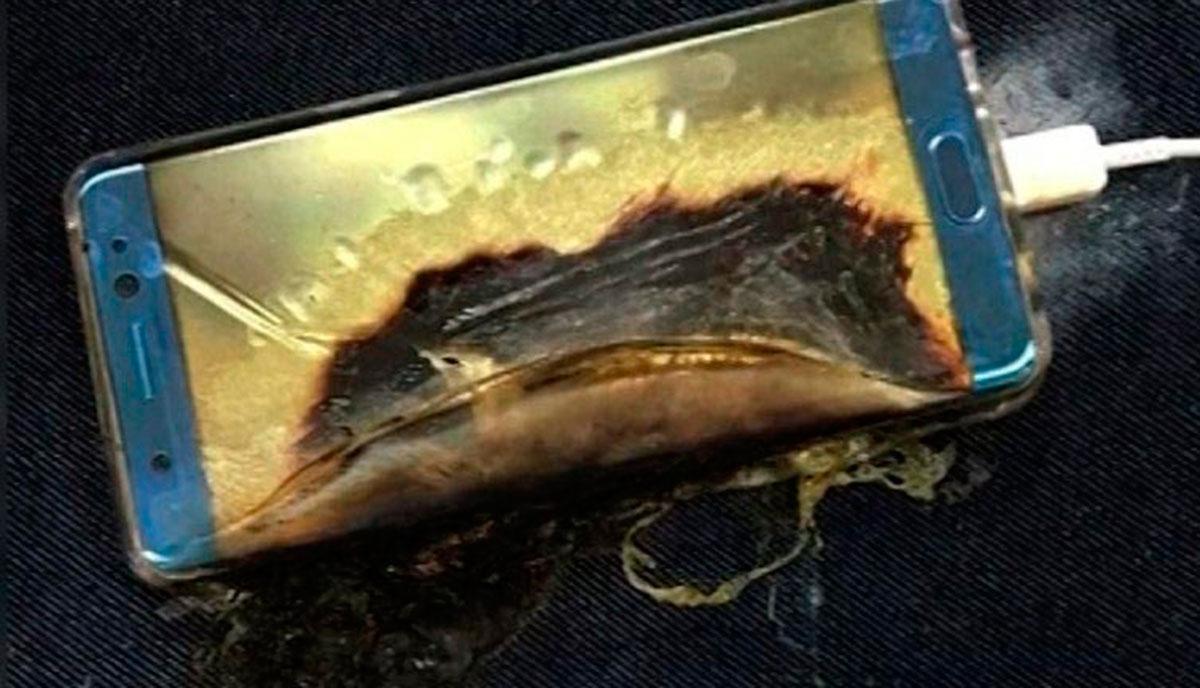 Ett ersatt exemplar av Samsungs senaste storsatsning, smarttelefonen Galaxy Note 7, började ryka och brände märken ombord på ett flygplan.