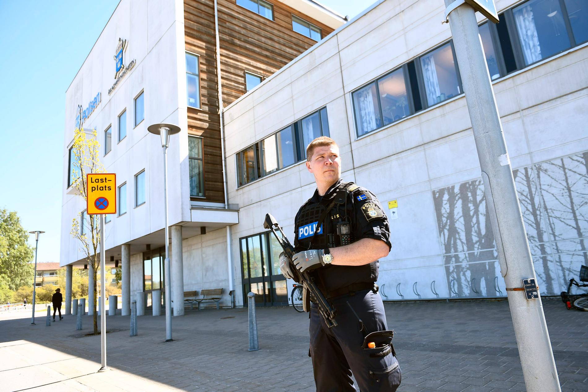 Beväpnad polis vid polishuset i Kalmar.