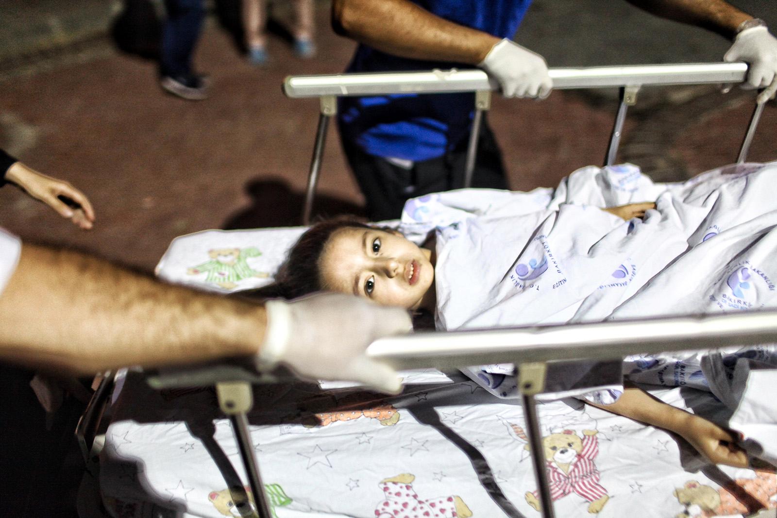 En skadad flicka förs bort från flygplatsen i Istanbul till Bakirkoy Sadi Konuk-sjukhuset.