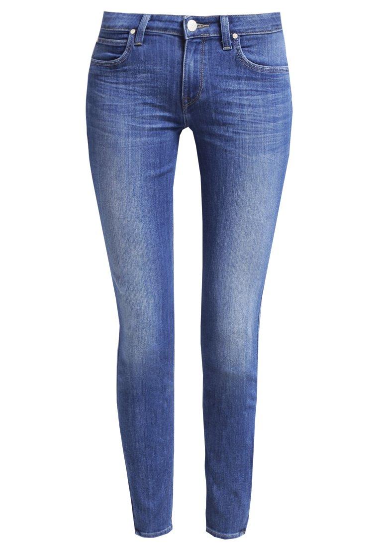 Ankelkorta jeans Den perfekta byxan under våren och sommaren är ett par ankelkorta jeans.