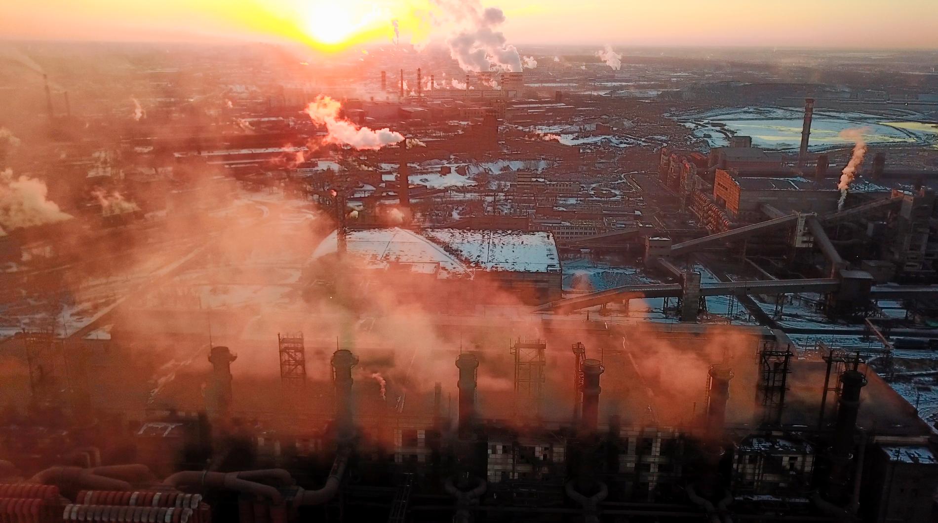 Ett kolkraftverk i den sibiriska Kemerovo-regionen stängs sedan det fallit svart snö. Här är ett annat ryskt kolkraftverk i Tjeljabinsk. Arkivbild från mars 2018.