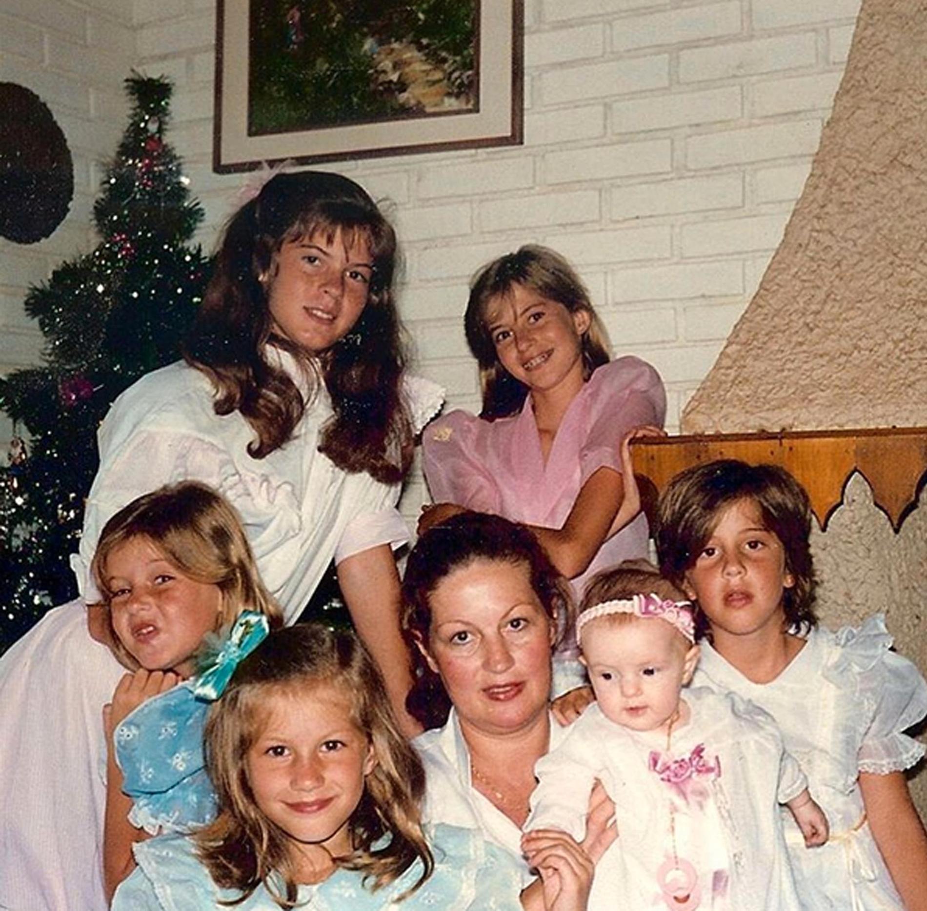 Gisele Bündchen delade en bild från barndomen med mamma Vania Nonnenmacher och resten av familjen.