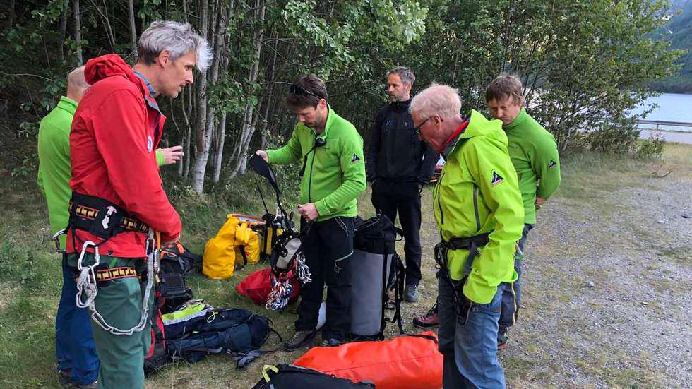 En svensk kvinna har omkommit vid en basejumpolycka i Norge. Här räddnigspersonal från Romsdal alpine fjellredningsgruppe.