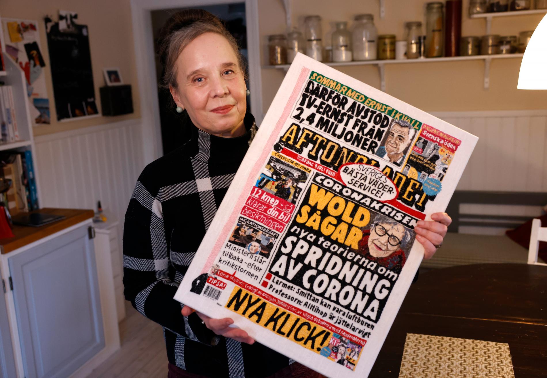 Åsa Berglund Cowburn, 59, broderade Aftonbladets förstasida från lördagen den 9 juli 2020.