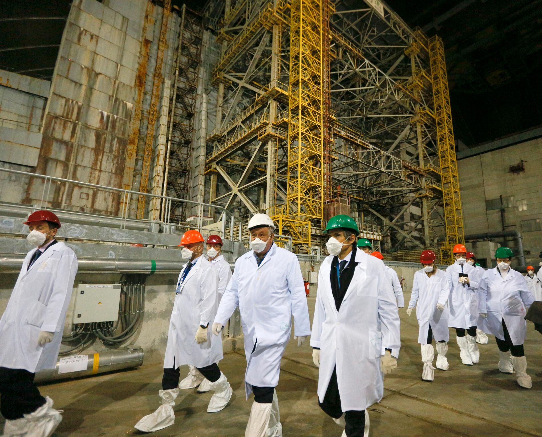 Bild inifrån Tjernobyls kärnkraftverk när generaldirektören för ”International Atomic Energy Agency” var på besök.