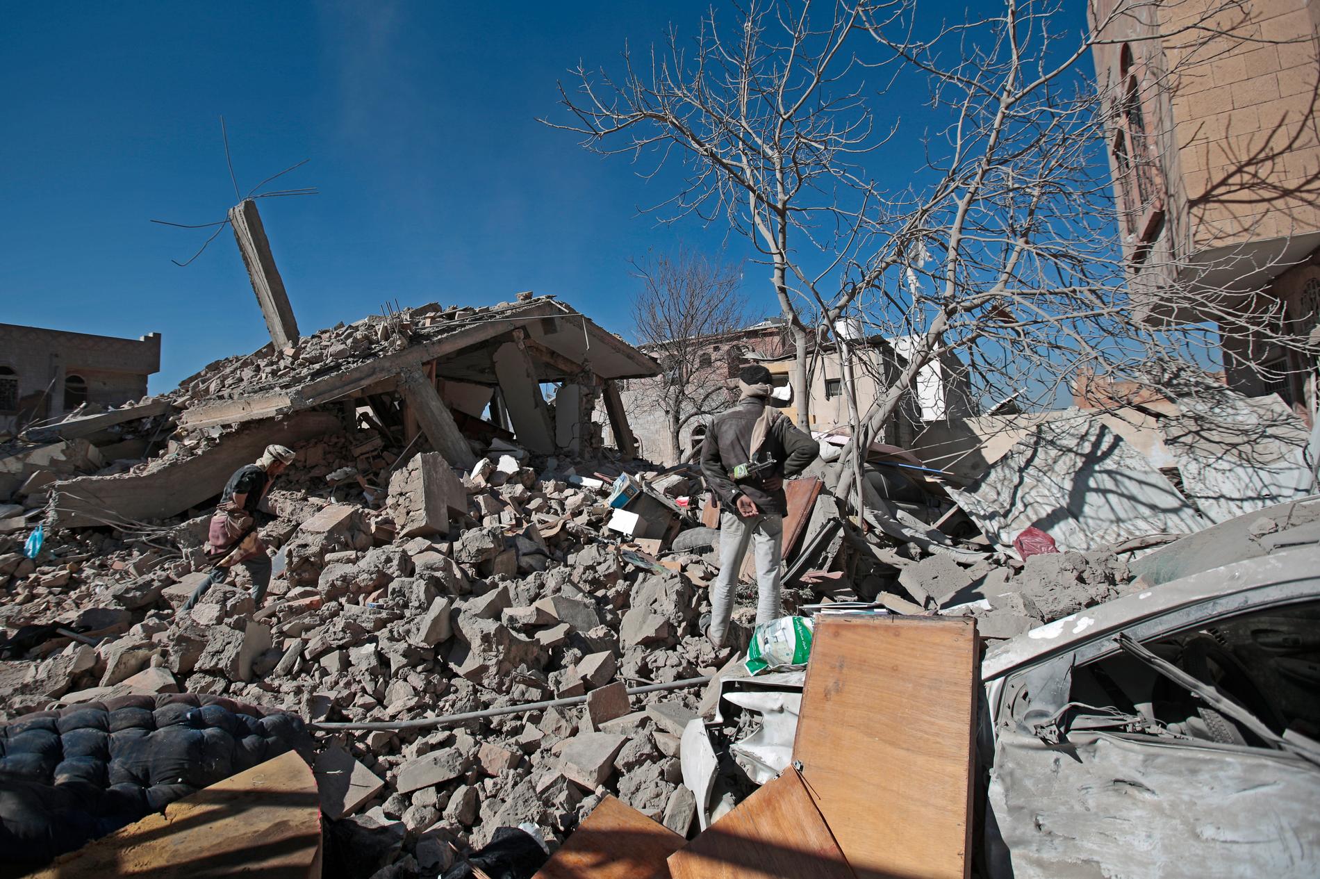 Invånare i Jemens huvudstad Sanaa undersöker resterna efter förstörda hus i tisdagens attack.