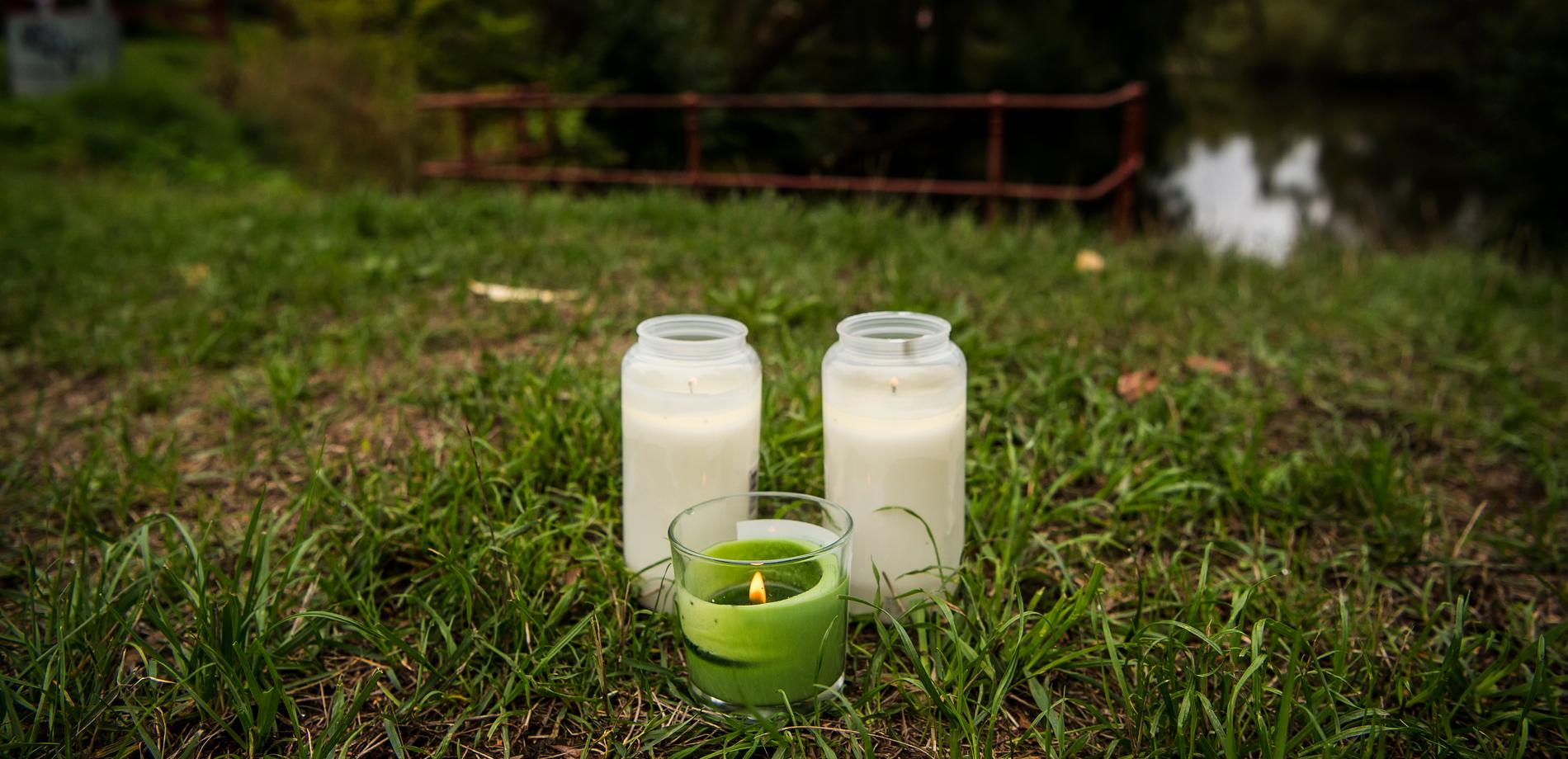 Ljus som tänts för Gheorge "Gica" Hortolomei-Lupu i Smedbyparken där han hittades mördad.