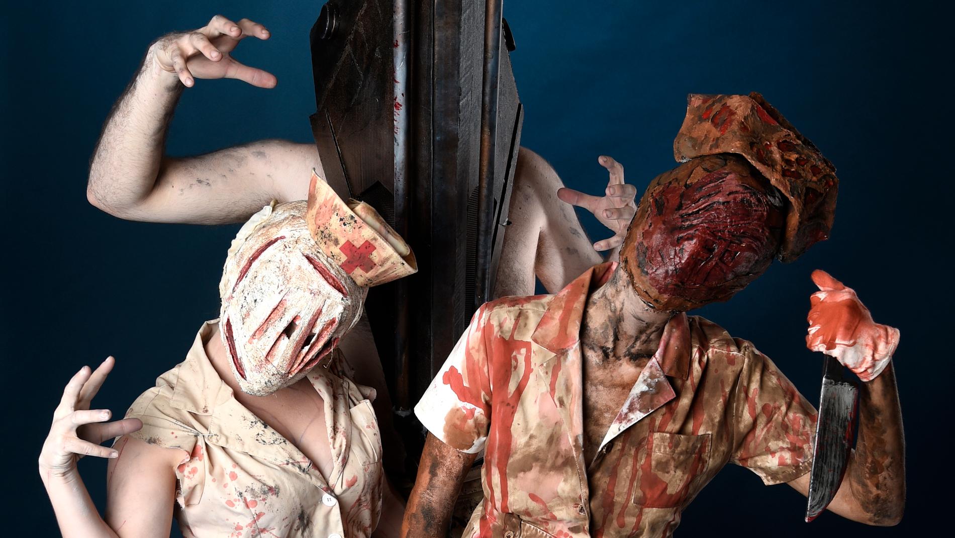 Tre personer utklädda till monster ur "Silent Hill" vid en mässa i San Diego 2017.