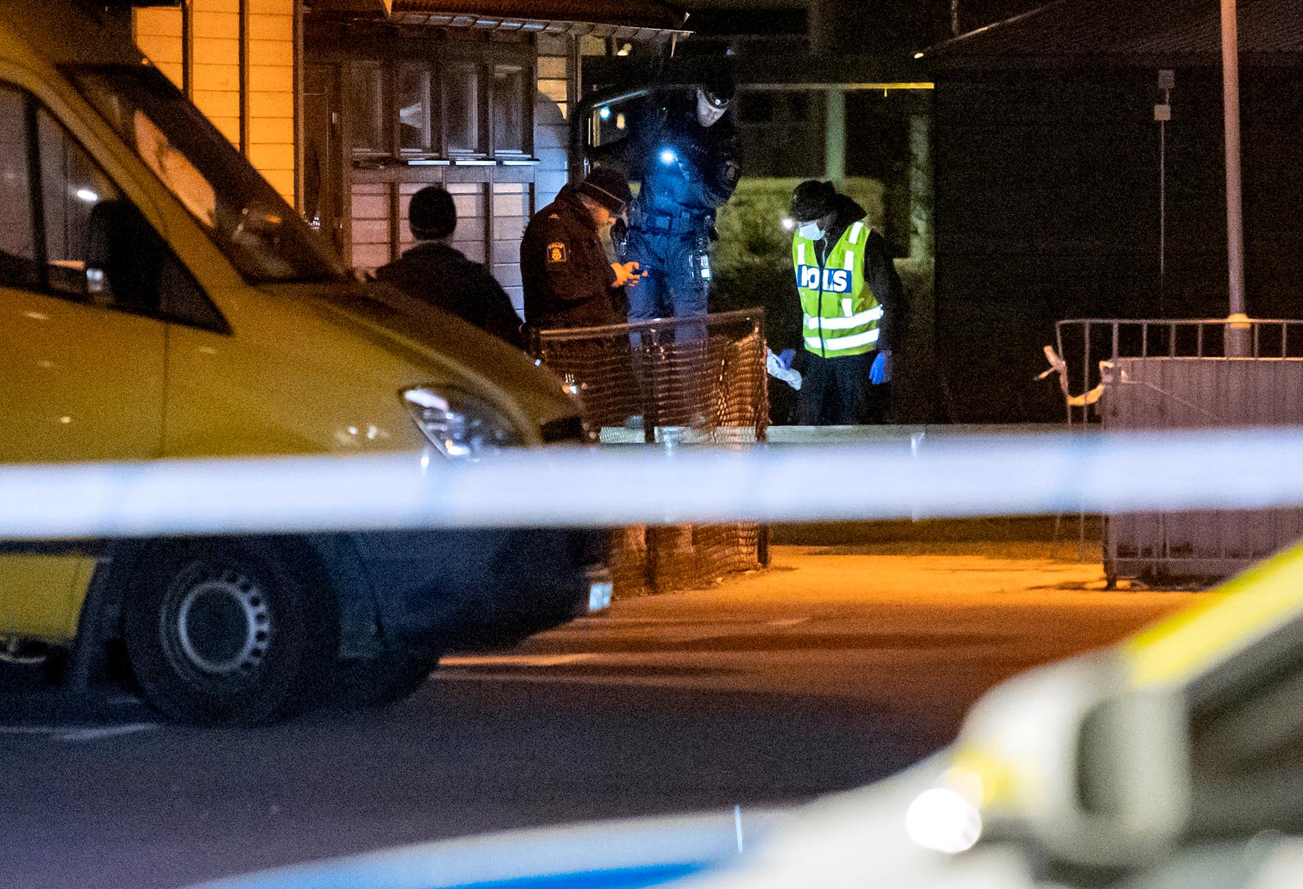 Polis är på plats vid Almtorget i Malmö natten till måndag att en man i 20-årsåldern skjutits till döds.
