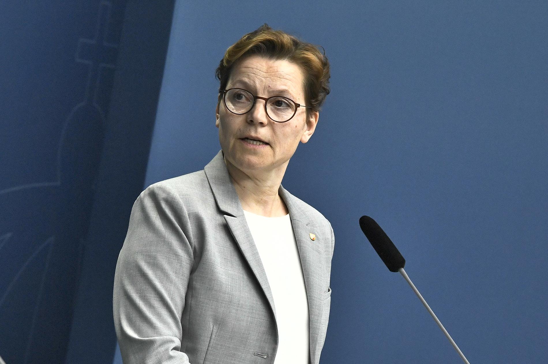 Erika Brundin, ställföreträdande generalsekreterare för Svenska kyrkan, uppmanar anhöriga att inte skjuta upp eller ställa in begravningar av anhöriga trots coronakrisen.