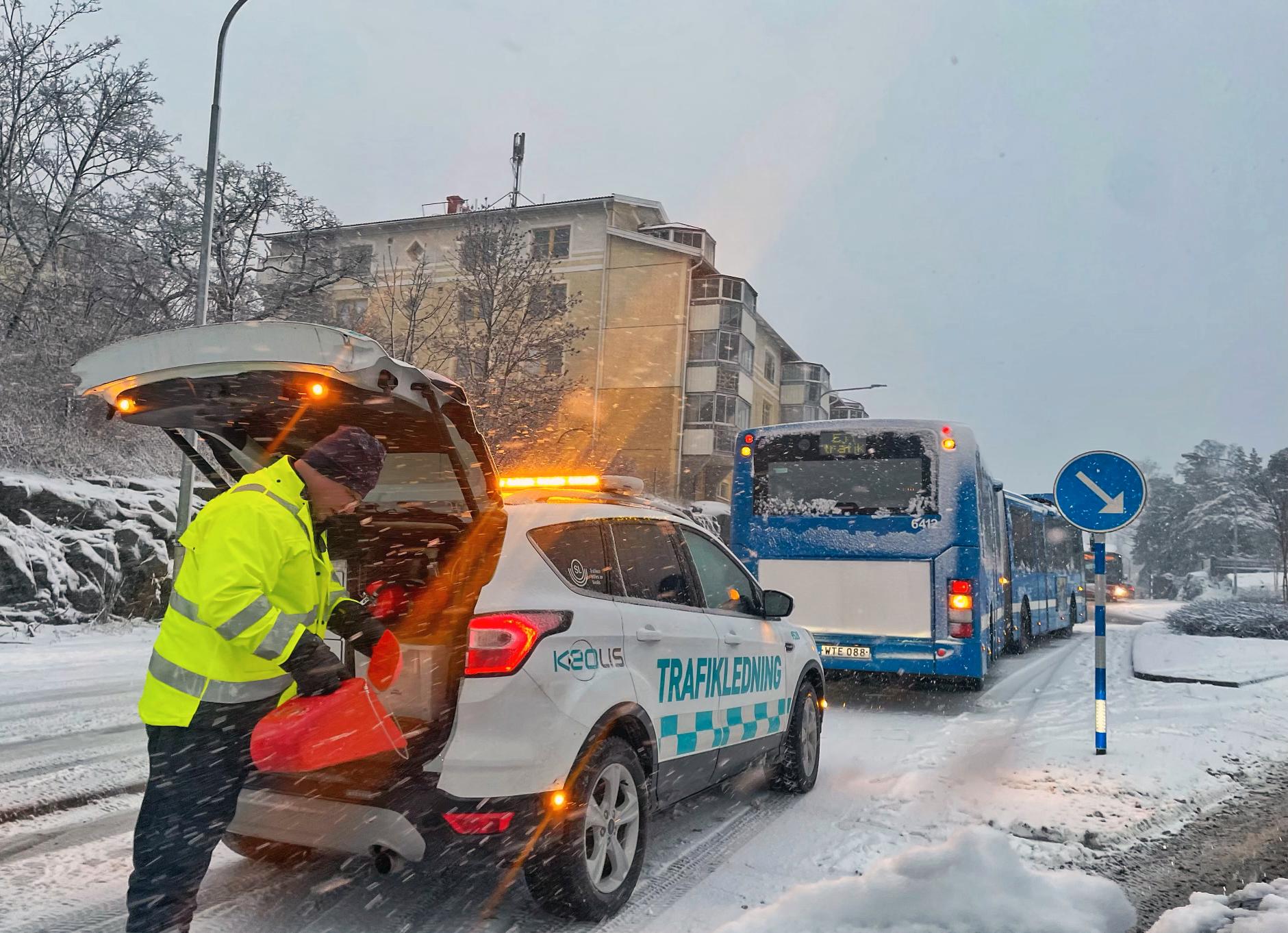 Flera olyckor har skett i Stockholm och SL:s bussar har på flera platser problem att ta sig fram. 