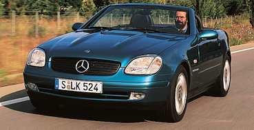 Modellhistorik Mercedes SLK: 1996: Premiär! Bilen köps och säljs som spekulationsobjekt. 1997: Sidokrockkuddar, elektronisk bromsassistans och avbländbara backspeglar blir standard. 1998: ASR blir standard. 2000: SLK får en välbehövlig face-lift. Ny klädsel, ratt, blinkers i backspeglar, nya plastdetaljer. Framför allt nya materal invändigt som höjer kvalitetskänslan betydligt.