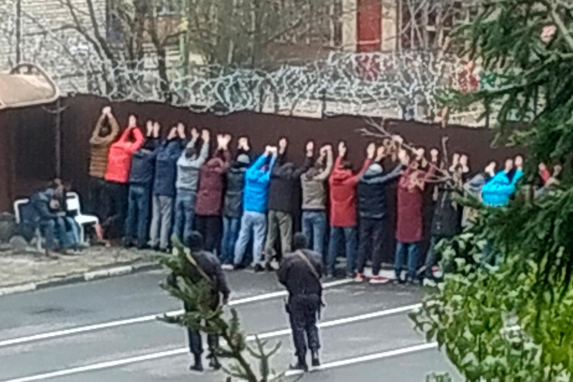 Belarusisk kravallpolis har radat upp människor mot en vägg i Minsk, den 8 november. Arkivbild.