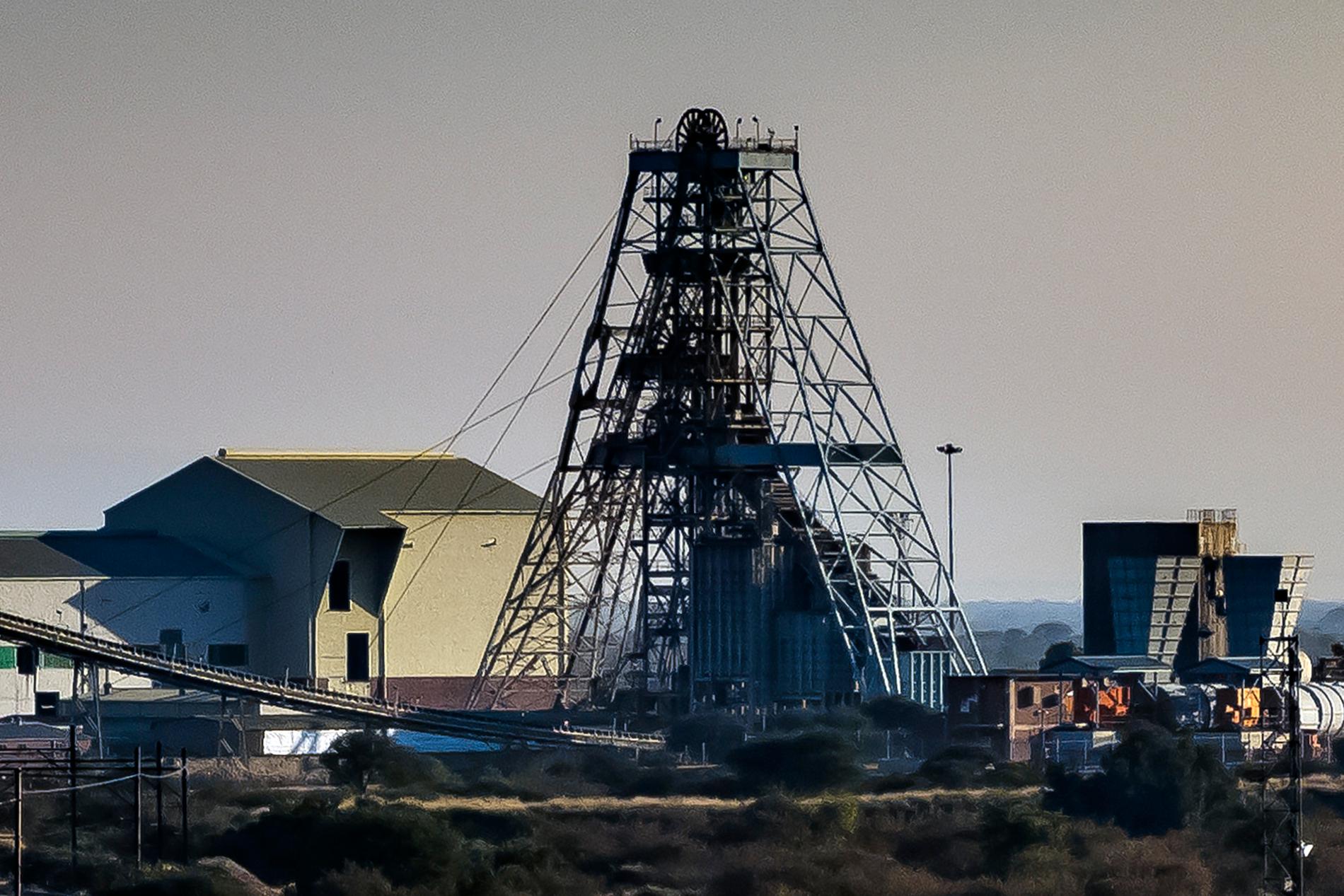Elva gruvarbetare har omkommit och ytterligare 75 har skadats i en olycka i en platinagruva i Sydafrika. Bild från platsen.