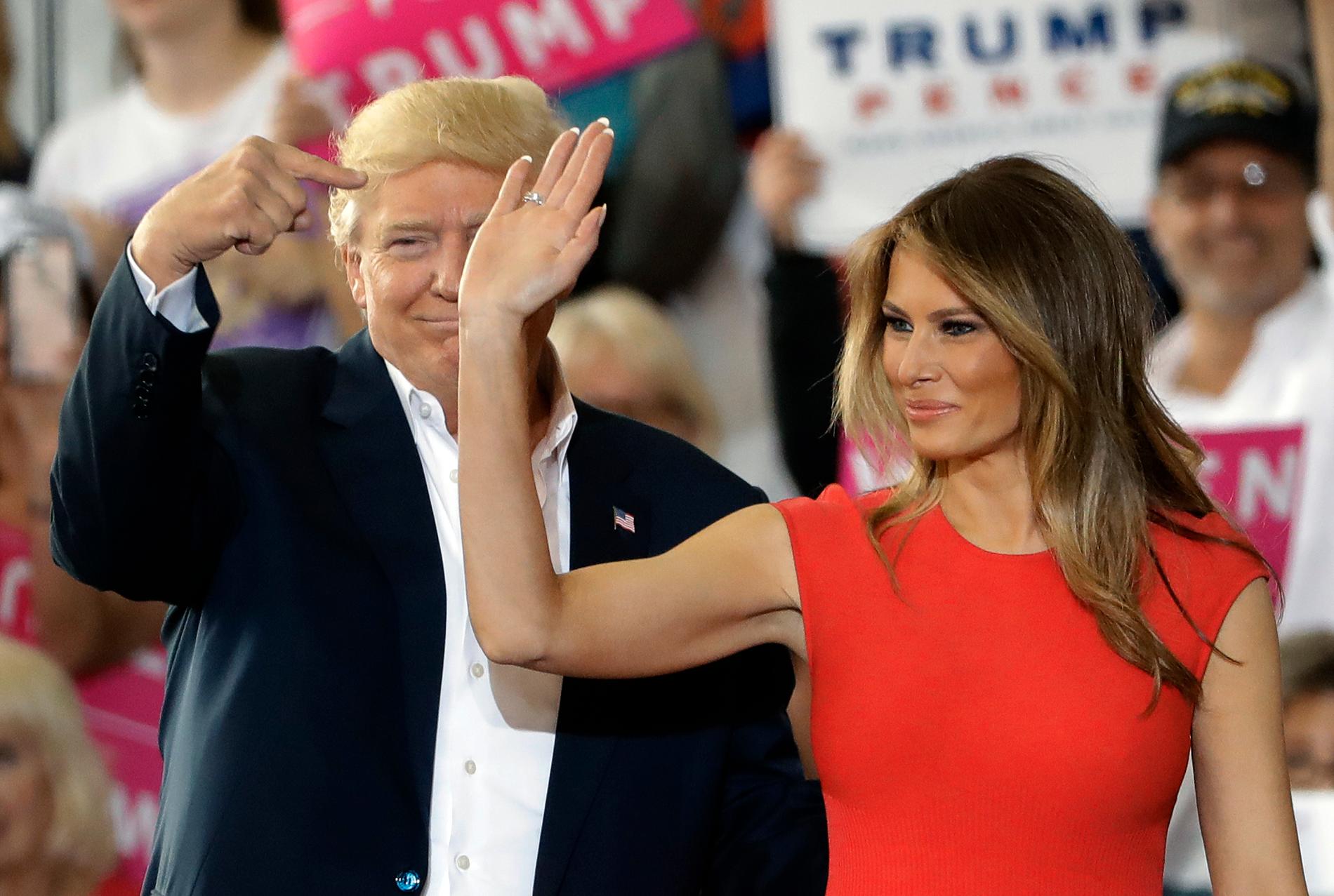 USA:s presidentpar Donald och Melania Trump vid ett politiskt massmöte i Florida 2017.