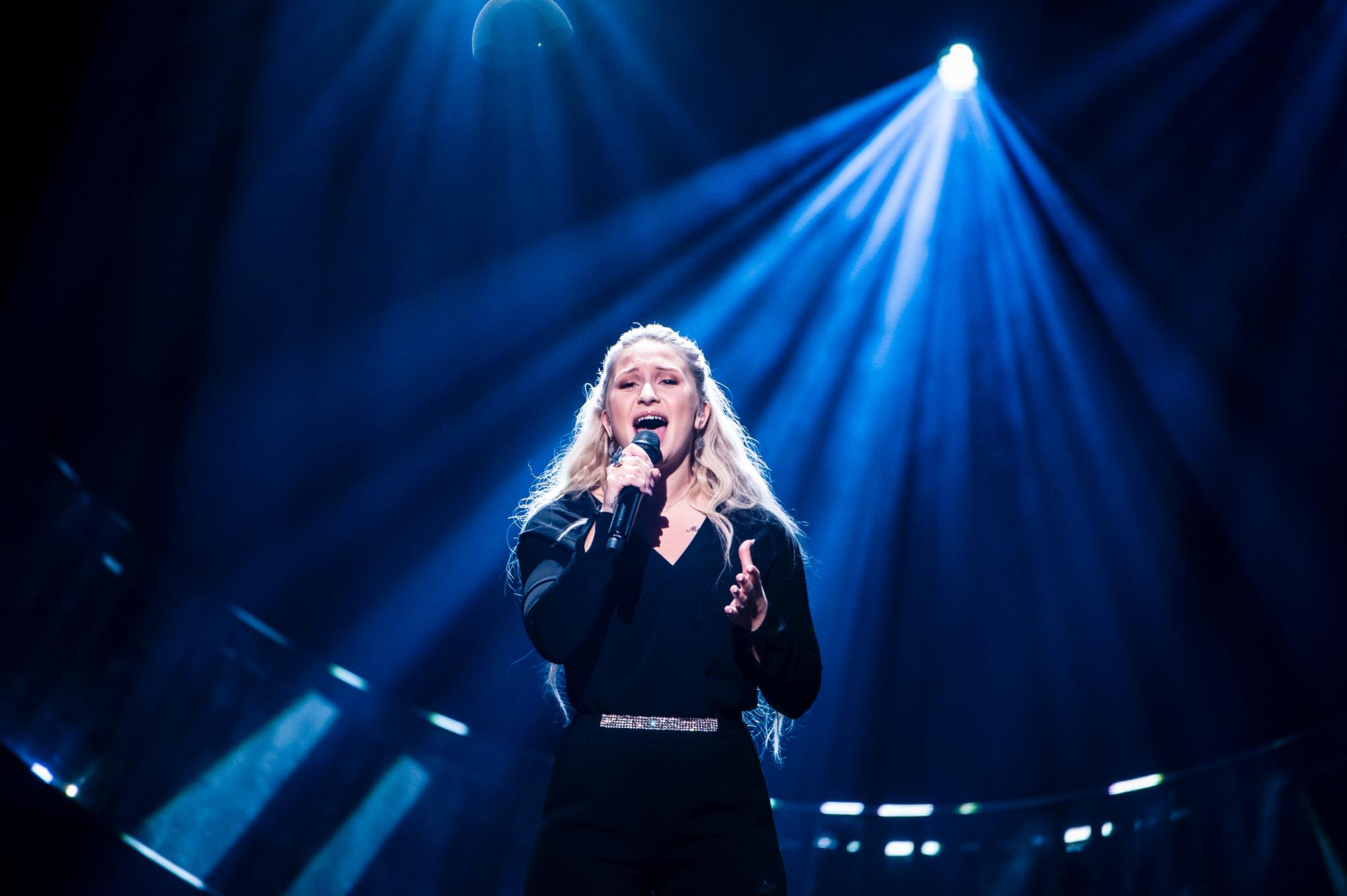 Rebecka Karlsson under repetitionerna i Melodifestivalen 2019.