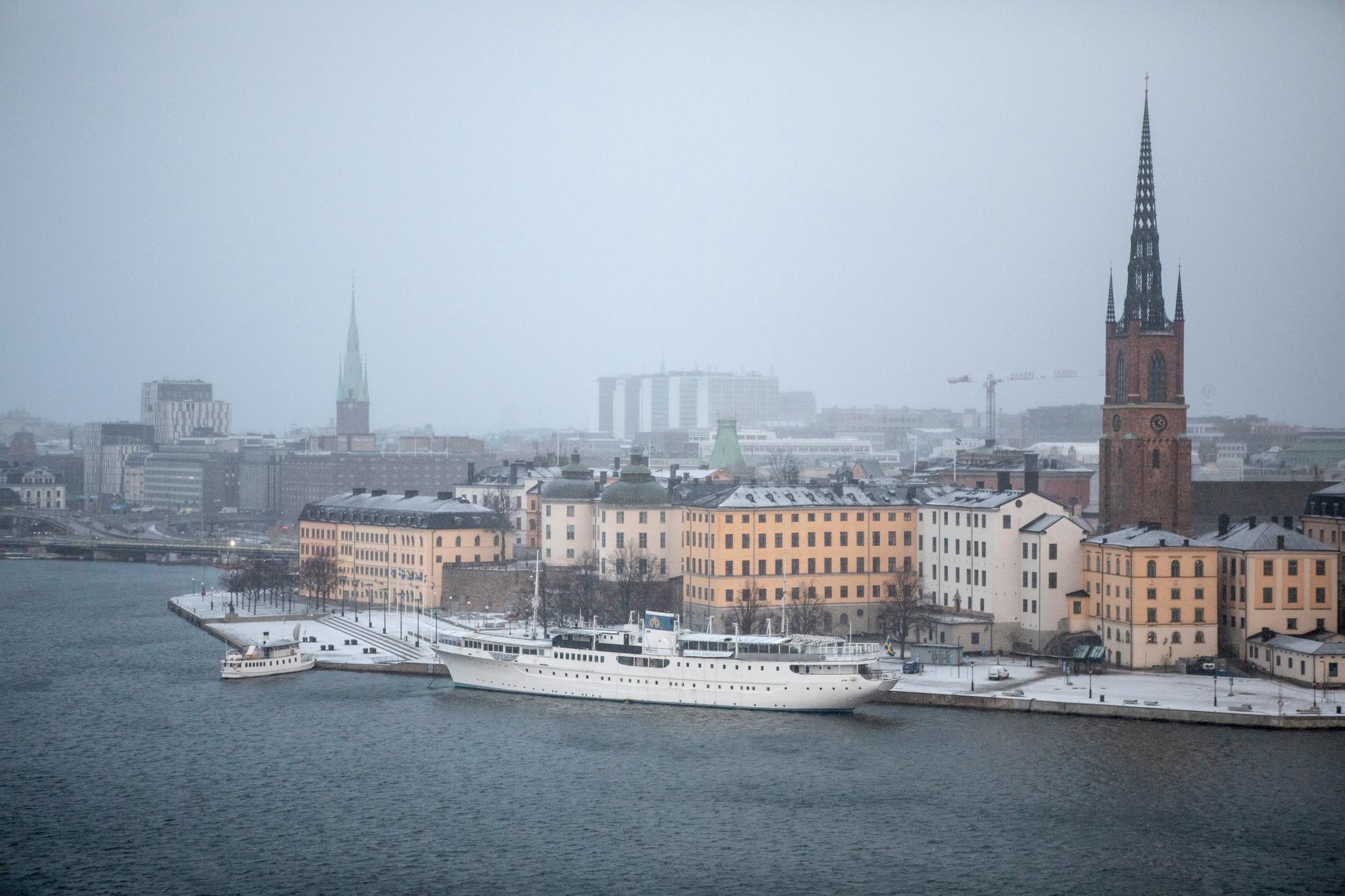 Snö över Riddarholmen i älskade hatade Stockholm.