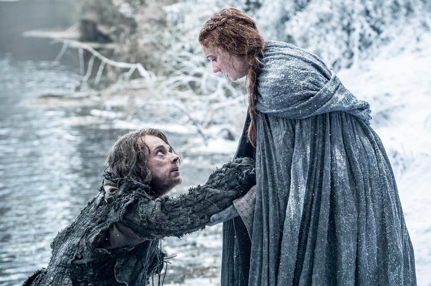 Alfie Allen som Theon Greyjoy och Sophie Turner som Sansa Stark