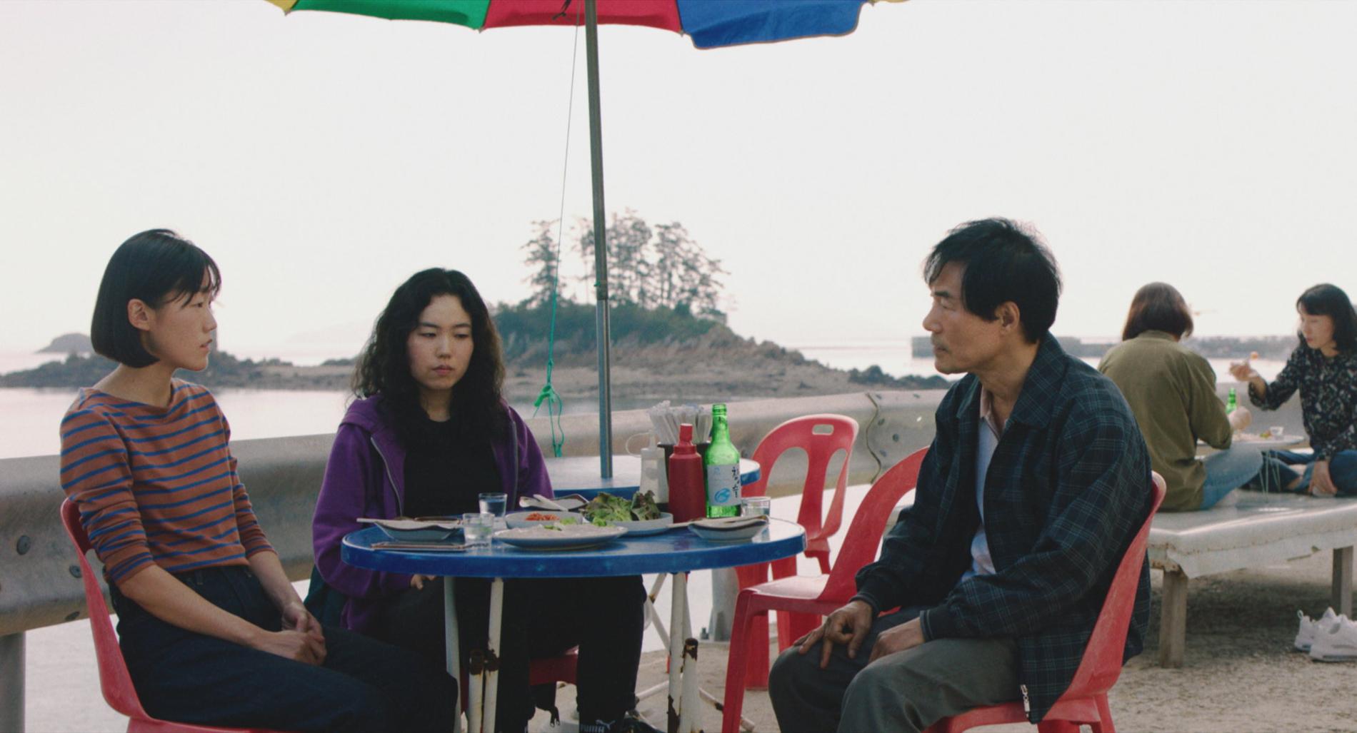 Den obekväma tystnaden vid ett matbord var det som väckte regissören Davy Chous lust att göra filmen. Park Ji-Min spelar den kvinnliga huvudrollen och Oh Kwang-Rok hennes biologiske far. Pressbild.