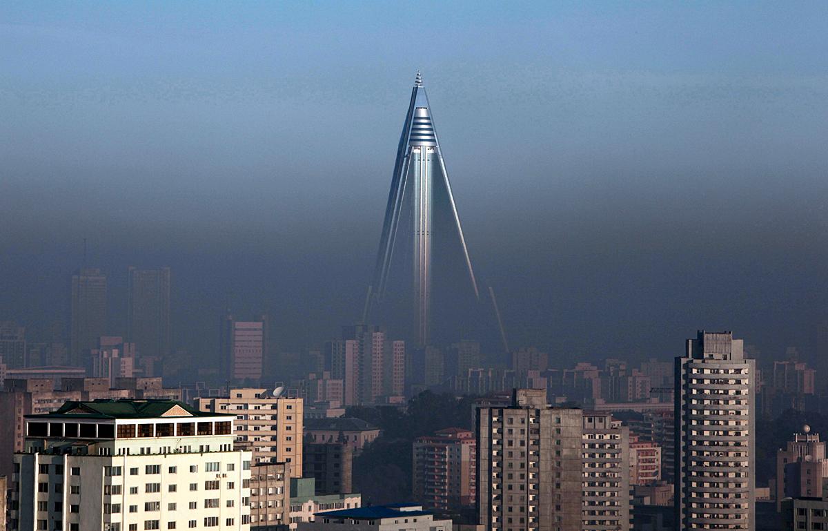 Skyskrapan Ryugyong tornar hög över Nordkoreas huvudstad Pyongyang.