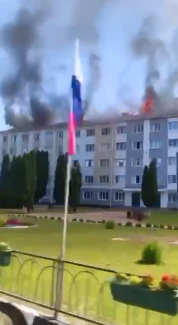 En byggnad träffades av Grad-raketer i ryska Sjebekino och började brinna, enligt guvernören i Belgorod-området.