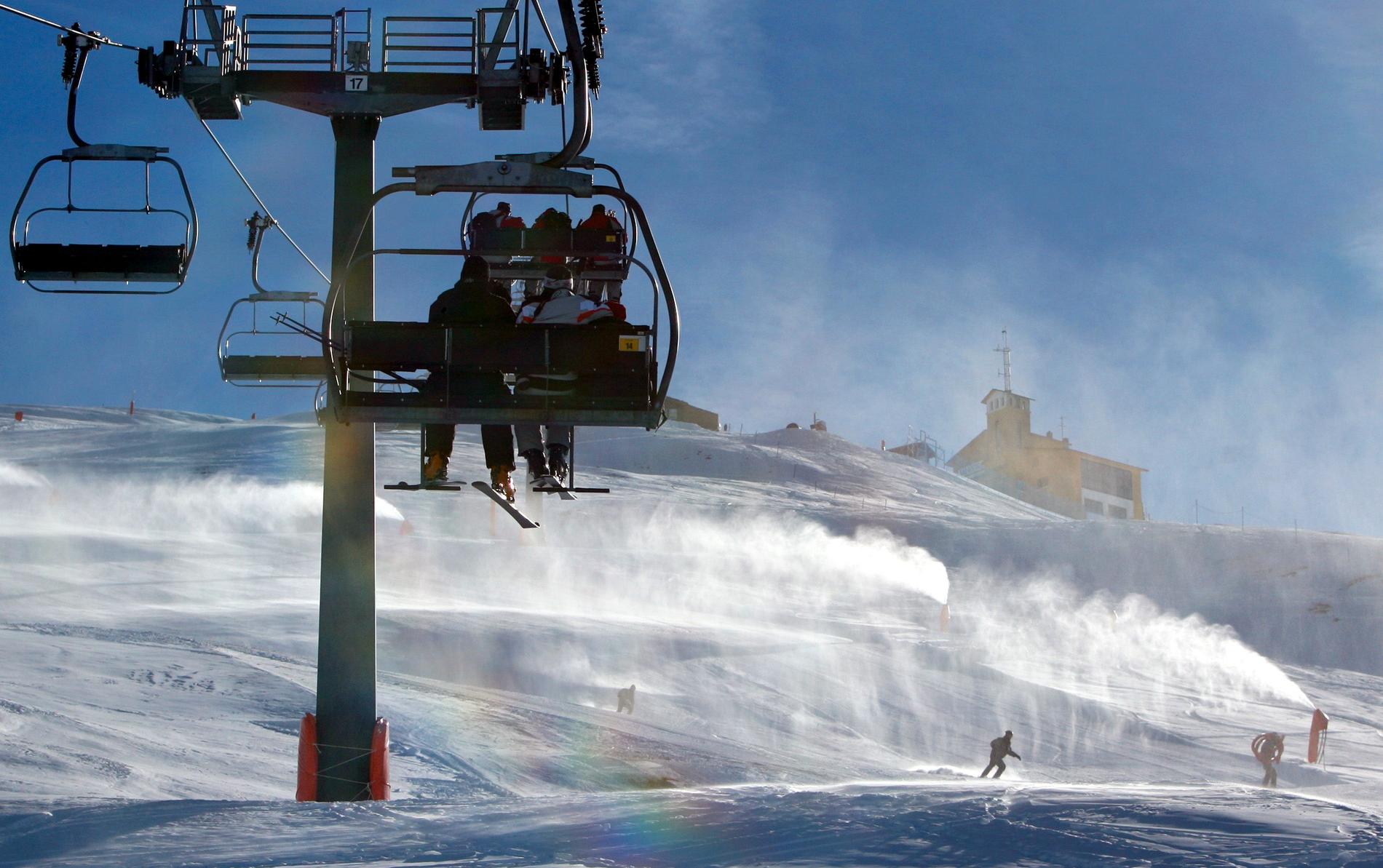 På bilden syns en stollift i skidorten Sestriere i nordvästra Italien. Arkivbild.