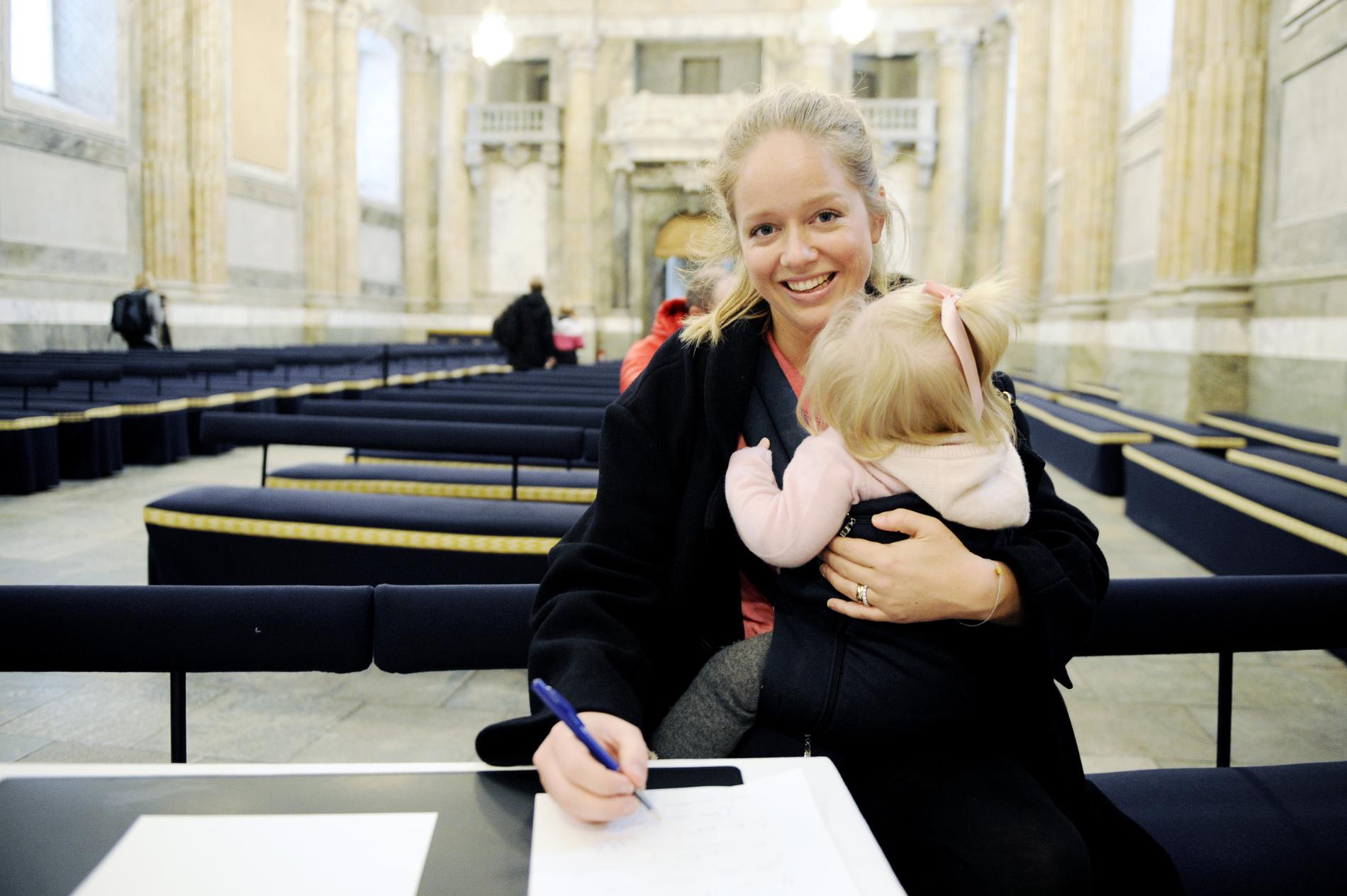 Ebba med dotter skrev en hälsning i Prinsessan Estelles välkomstbok.