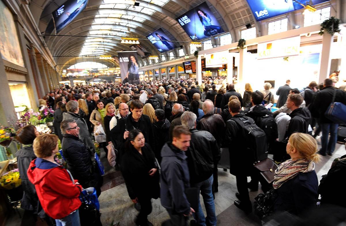 En vanlig syn på tågstationer landet över – massor av människor som tvingas vänta på sina tåg.