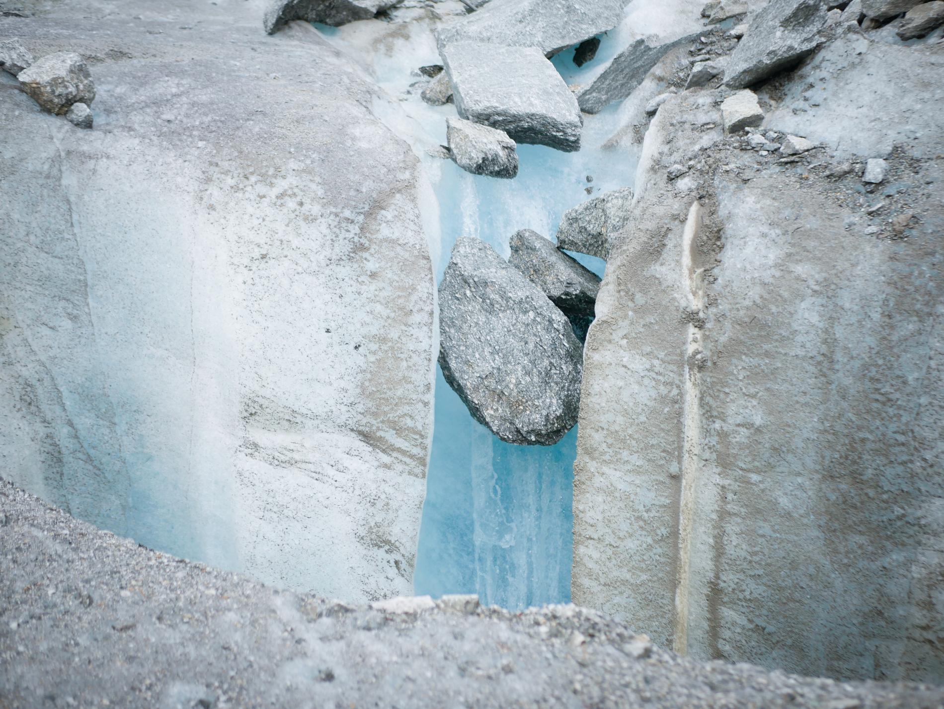  Stenar värms upp i solen och påskyndar nersmältningen i en glaciär.