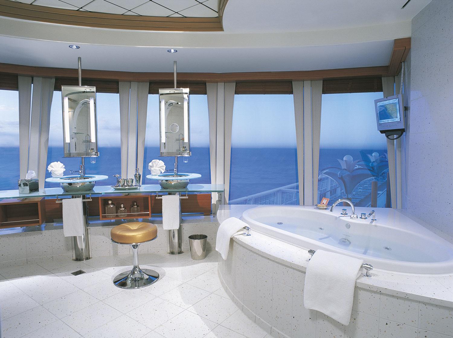 Även badrummet har panoramafönster.
