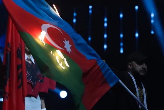 Modedesignern Aram Nikolyan bränner Azerbajdzjans flagga.