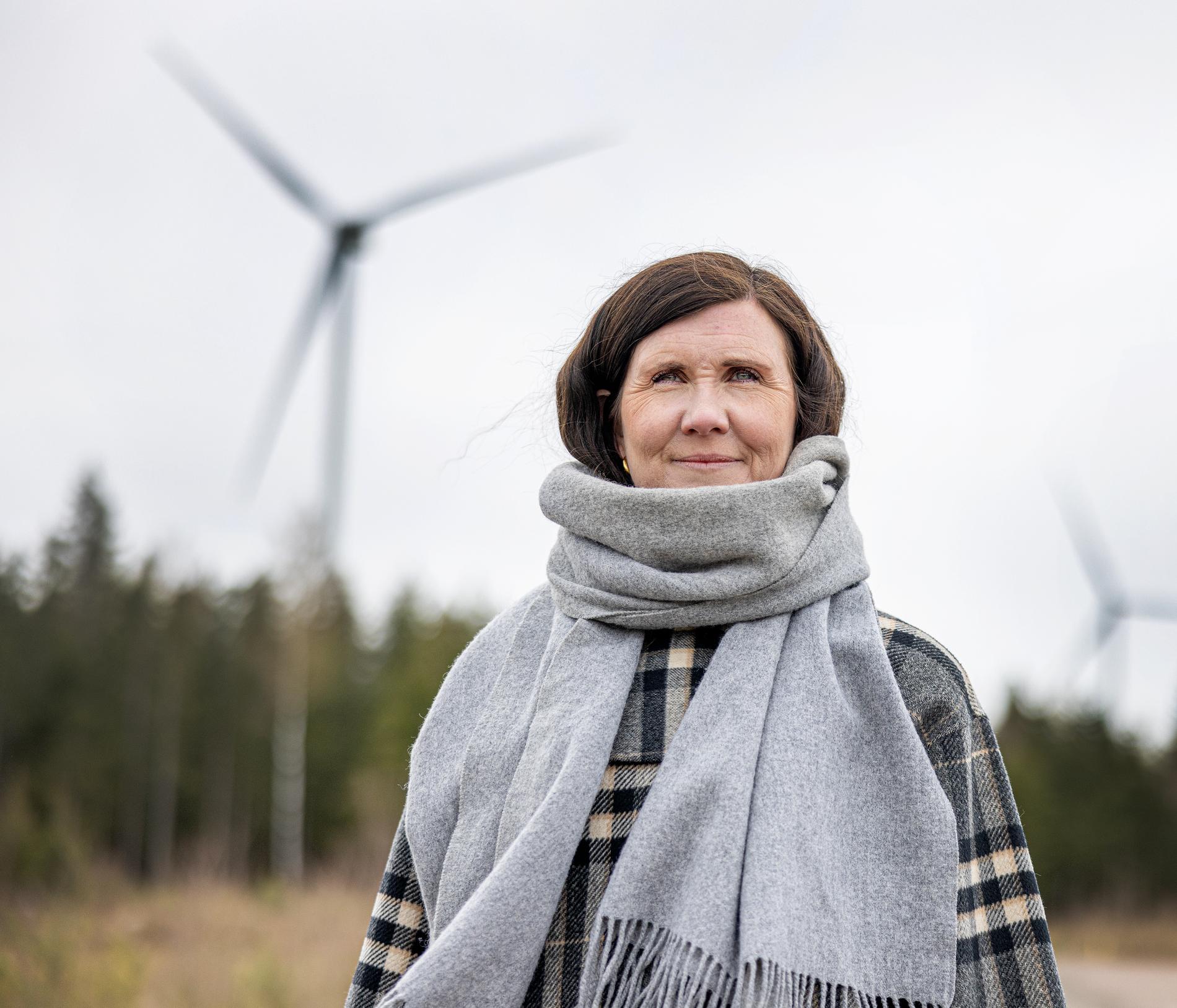 Märta Stenevi vill att kommuner ska tävla om att bygga så mycket vindkraft som möjligt. 