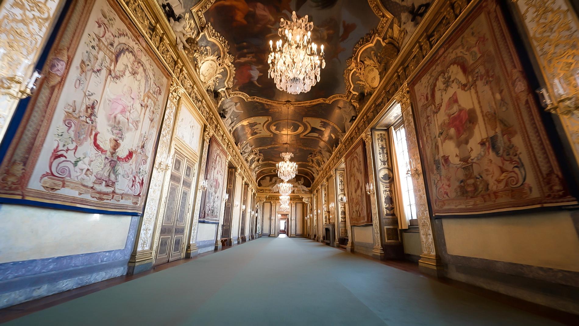 Gyllene salar och mörka källarvalv. Kungliga slottet i Stockholm rymmer över tusen rum, och flera hundra år kunglig historia.