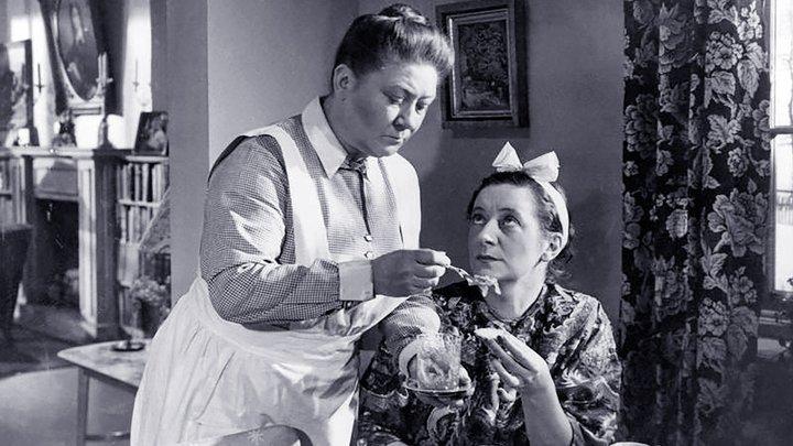 Daggmar Ebbesen som det barska men godhjärtade hembiträdet Kristiana tillsammans med  Hjördis Petterson som husets fru i Schamyl Baumans film ”Vi hemslavinnor” från 1942. 