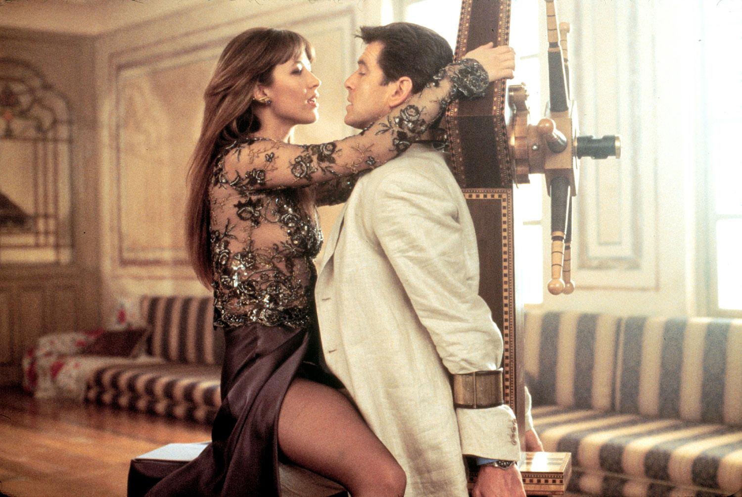 Pierce Brosnan som Bond, illa ute i ”Världen räcker inte till” mot Sophie Marceau (Elektra King i filmen).
