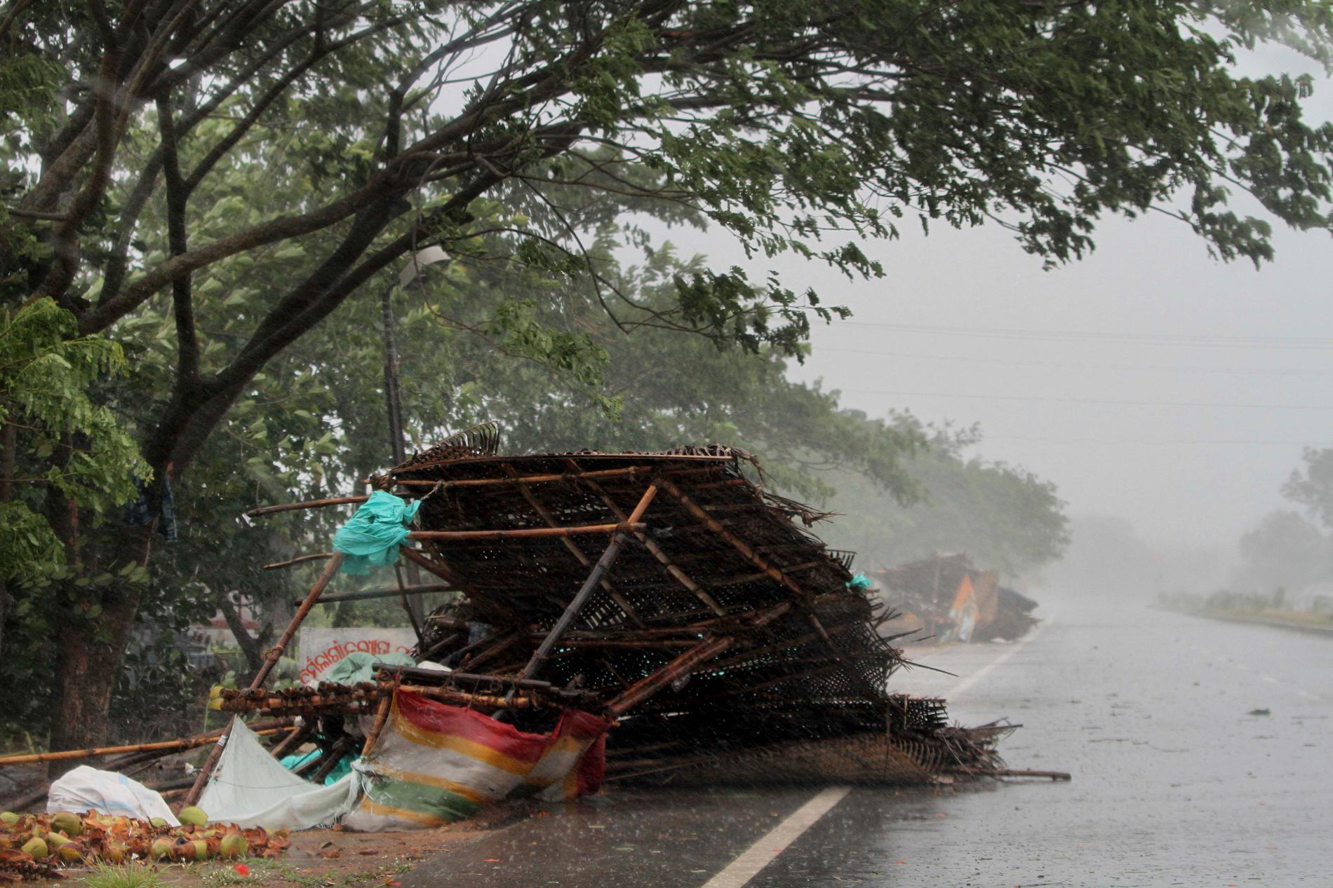 Cyklonen Fani har krävt minst tolv liv i Indien och 14 i Bangladesh, enligt medieuppgifter.