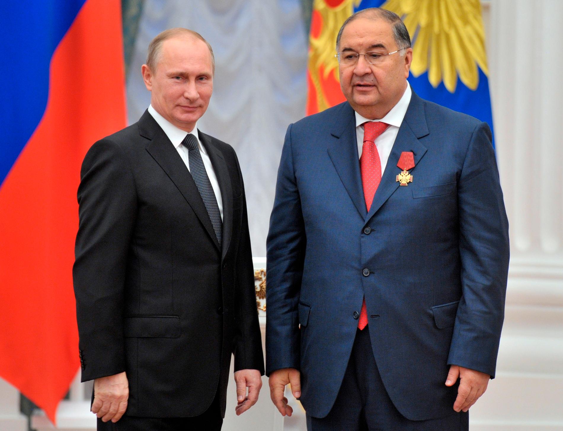 Oligarken Alisher Usmanov, höger, tillsammans med Rysslands president Vladimir Putin.