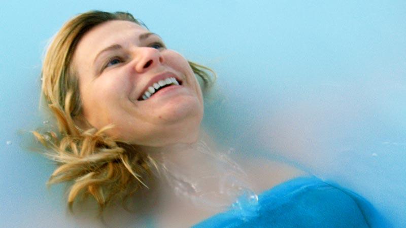 Spa-behandlingar utförs medan du flyter på det varma vattnet.