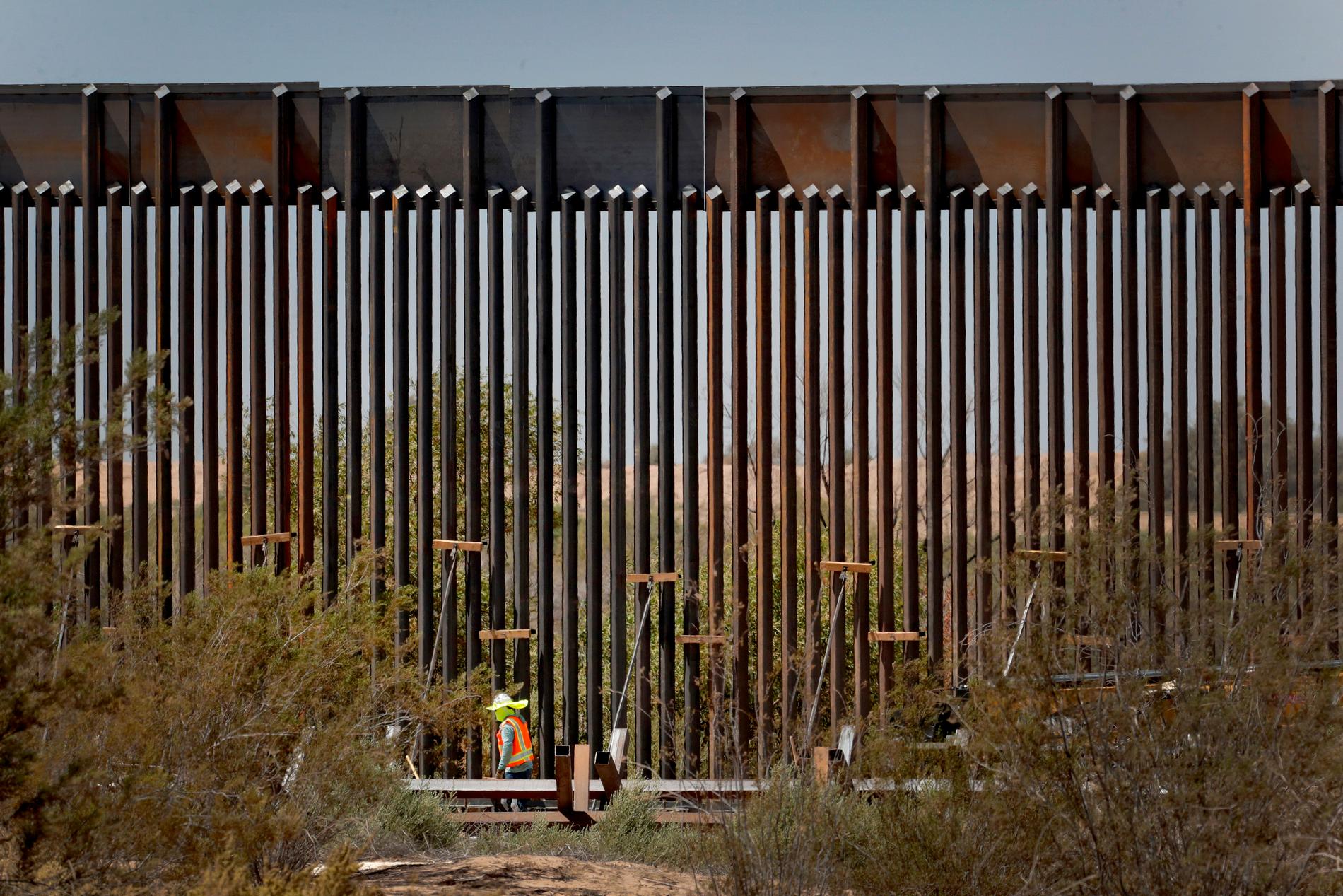En del av den 30 fot höga muren mellan Mexico och USA.