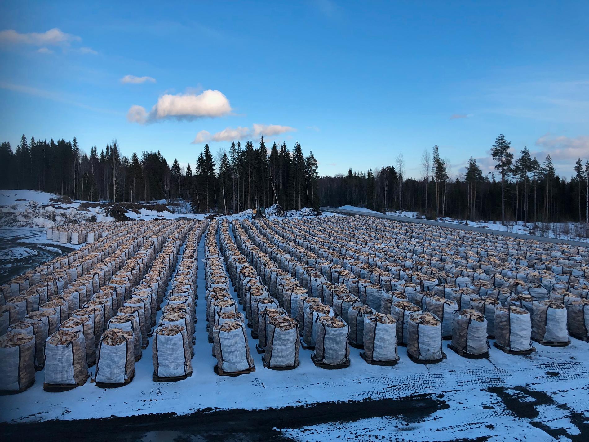 Inför säsongen gjorde Dahlbergs Skogsvård utanför Östersund i ordning tvåtusen säckar med 1,5 kubikmeter ved i vardera. De sålde slut redan i september.
