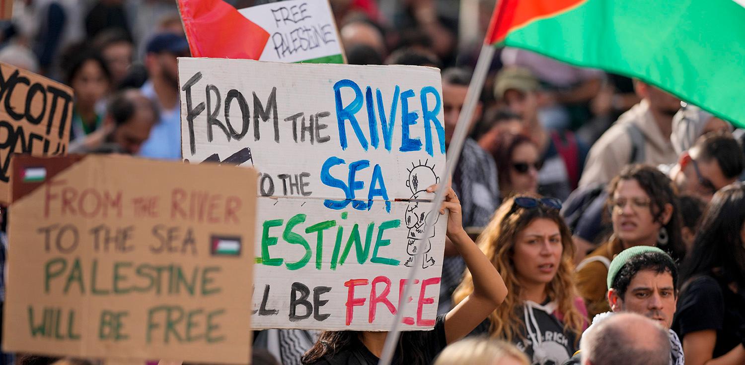 På demonstrationer runt i världen hörs ”From the river to the sea, Palestine will be free” – och vi har fått en illustration av vad alltför många menar med ramsan, skriver Hynek Pallas.