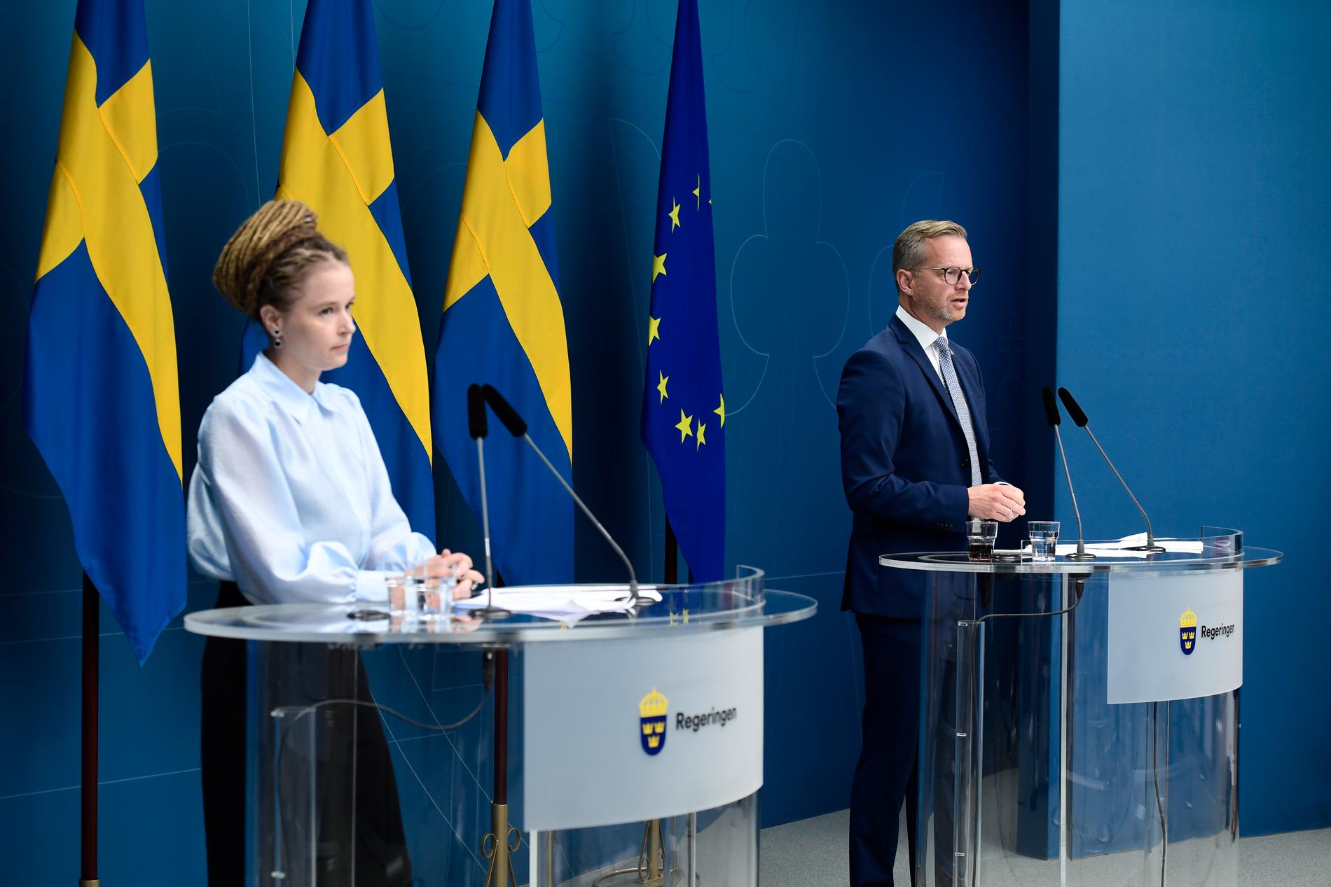 Kultur- och idrottsminister Amanda Lind och inrikesminister Mikael Damberg vid presskonferensen på fredagen. 