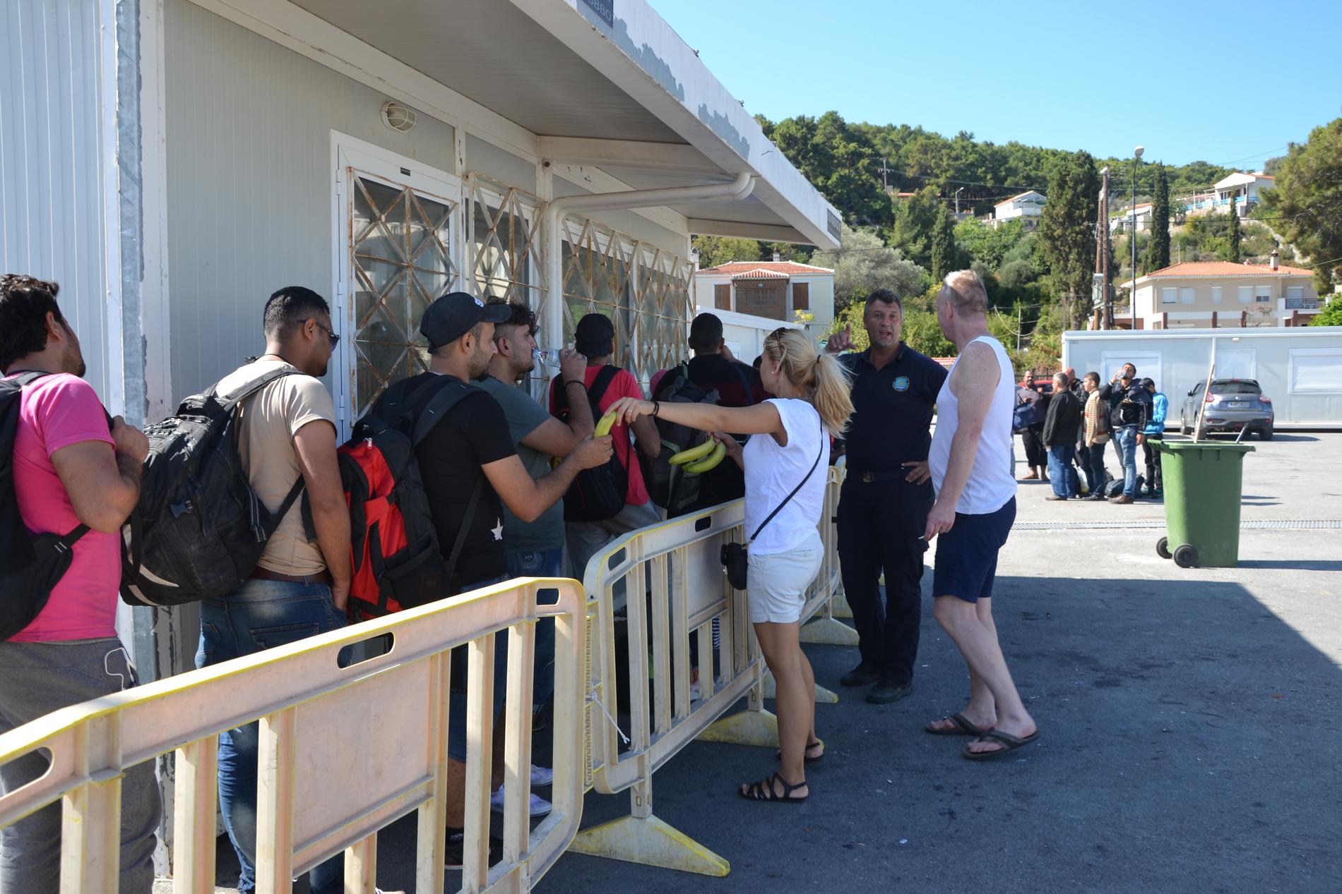 I kön till registreringen delar Cecilia och en annan volontär ut bananer till flyktingar som precis gått i land efter färd med gummibåtar över Medelhavet.