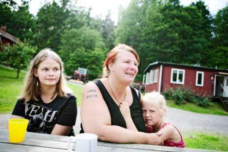 HÖGA UTGIFTER Camilla Lundell från Norrköping betalar över 1 000 kronor varje år för skolfoton på sina två döttrar, Filippa och Isolde. ”Vi måste skära ned på annat för att ha råd,” säger hon.